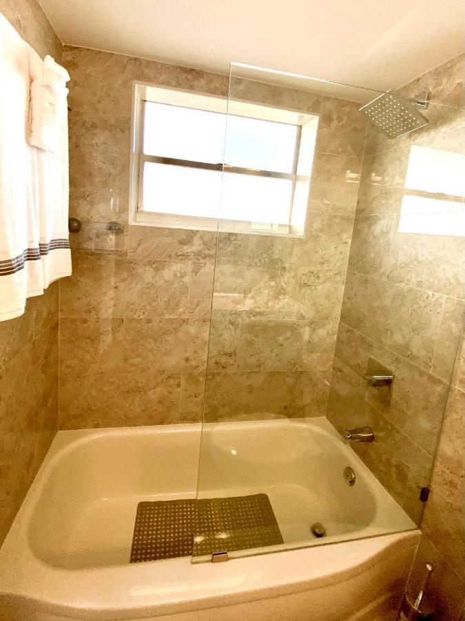Modern Waterfront Apartment With Miami Skyline View, Free Parking 5 Mins Drive To Miami Beach Eksteriør bilde